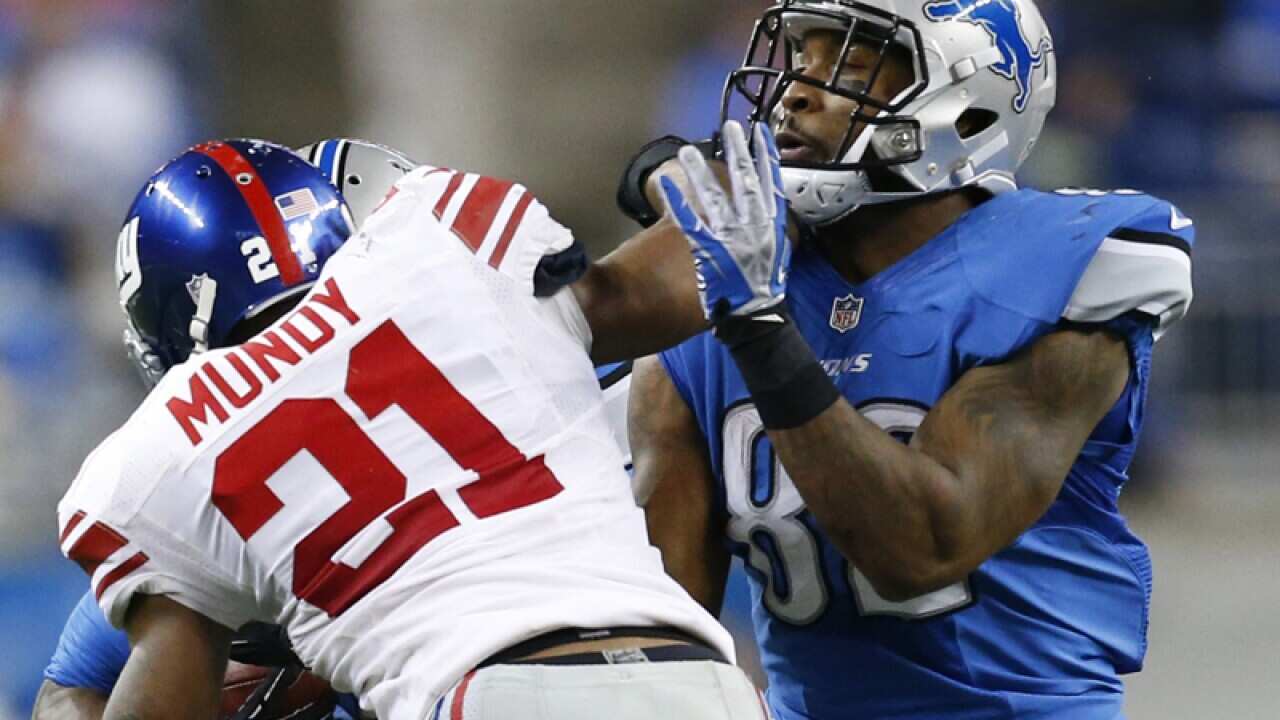 Detroit's Dorin Dickerson (R) and New York's Ryan Mundy