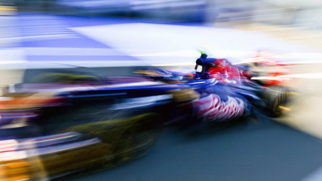 Ricciardo top Silverstone tests