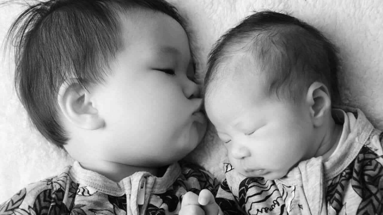 Hai chị em bé Mia và bé Lianna