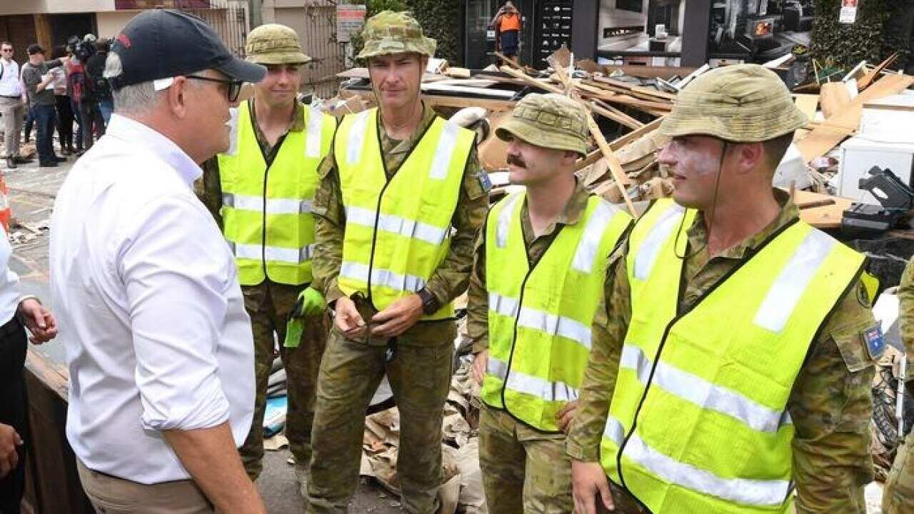 نخستوزیر اسکات موریسن در حال صحبت با سربازان ارتش در یک منطقه سیلابزده بریزبین