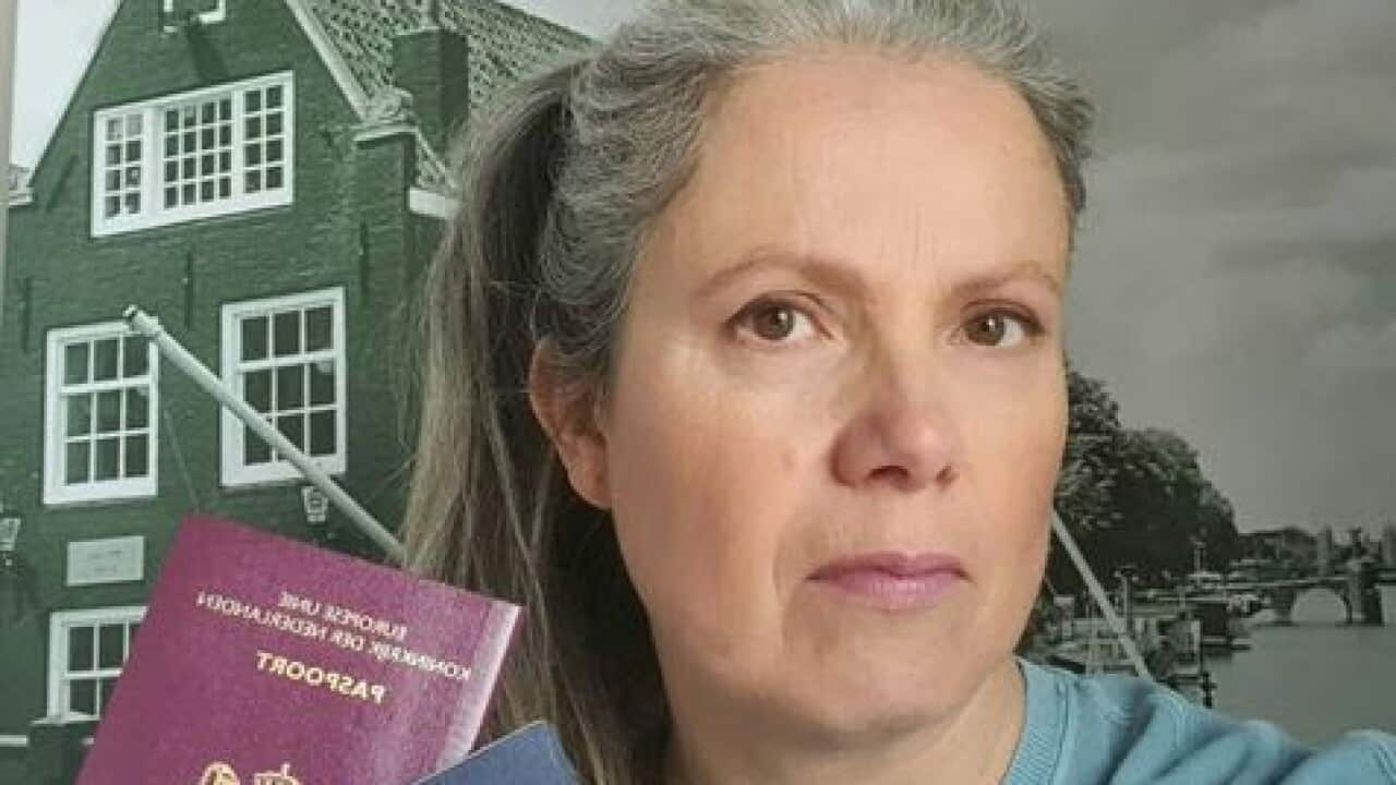 Barbara Hansford met haar twee paspoorten