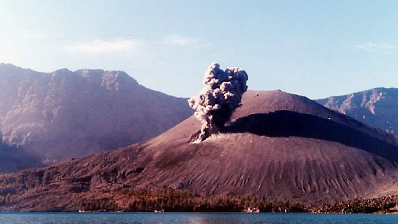 Mount Rinjani, on the eastern island of Lombok, spews ash in this photo from Sept. 30, 2004, in Lombok, Indonesia. (AP)