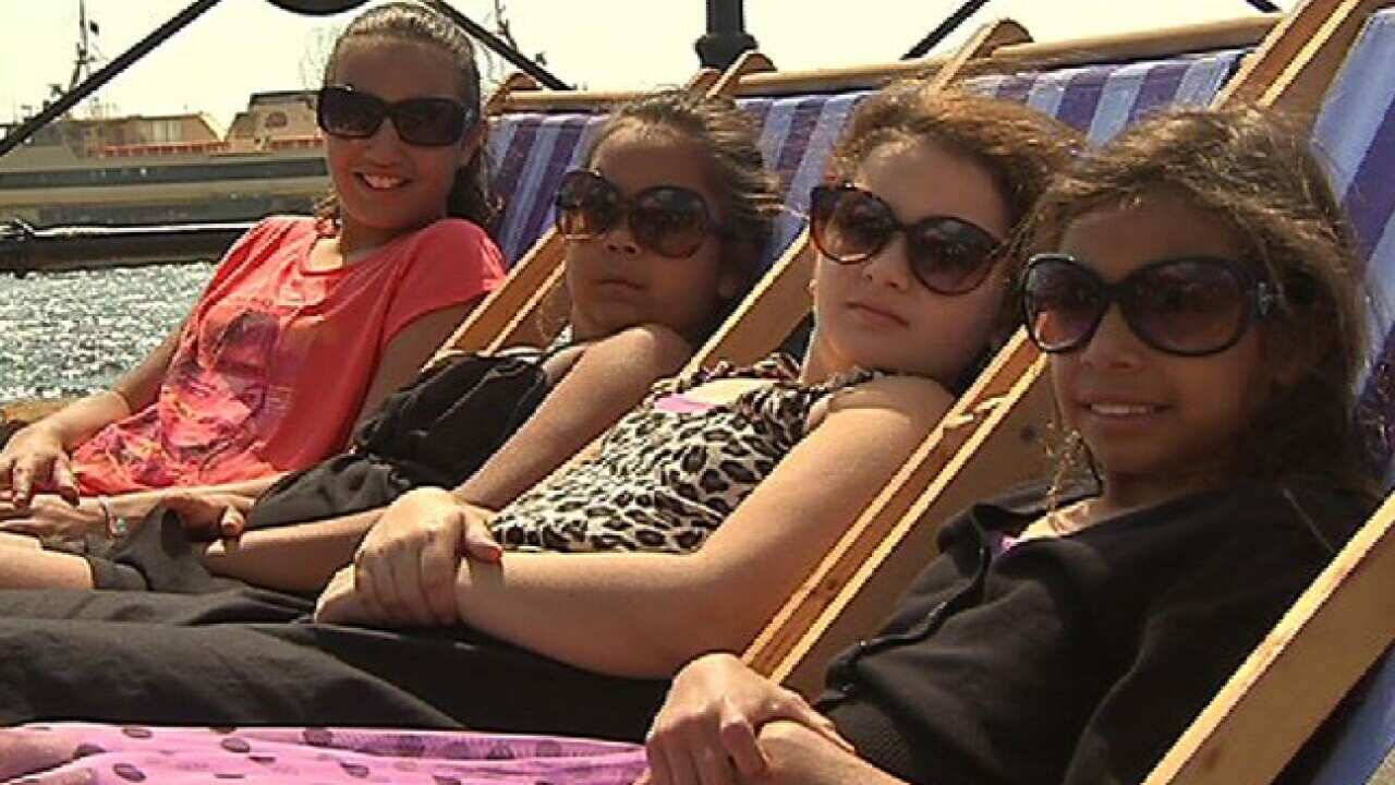 aboriginal_girls_nye_sbs_121231_b_556253643