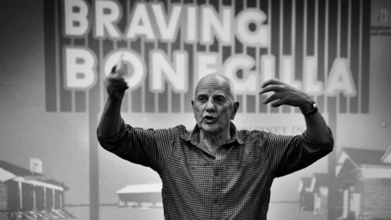 Lo scrittore Henri Licht all'inaugurazione della mostra Braving Bonegilla