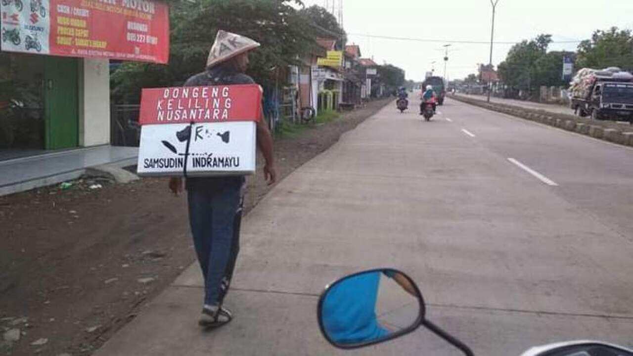 Samsudin, the mobile storyteller, walking 200km from Jakarta to Indramayu – May to June 2018.
