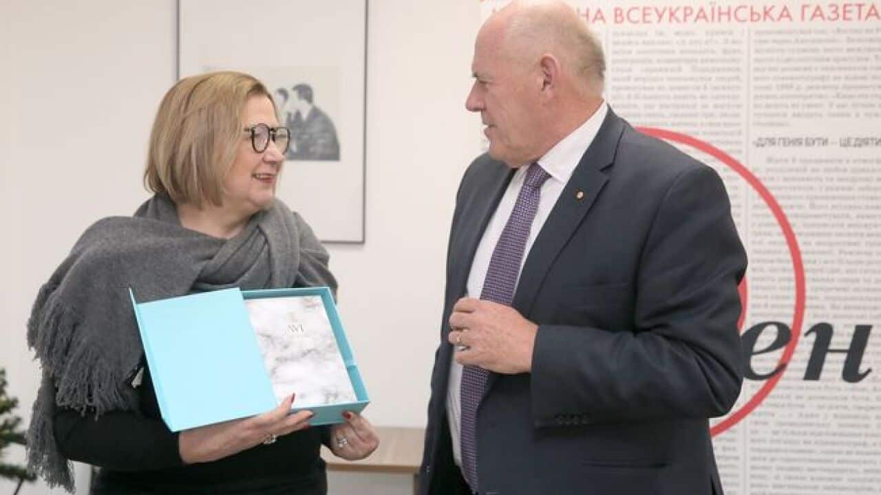 СТЕФАН РОМАНІВ ОТРИМАВ У ПОДАРУНОК ВІД ГОЛОВНОГО РЕДАКТОРА ЛАРИСИ ІВШИНОЇ ДВА ВИДАННЯ З БІБЛІОТЕКИ «ДНЯ»: «ВАШІ МЕРТВІ ВИБРАЛИ МЕНЕ» ДЖЕЙМСА МЕЙСА ТА «AVE», ПРИСВЯЧЕНУ СТОЛІТТЮ ГЕТЬМАНАТУ ПАВЛА СКОРОПАДСЬКОГО.