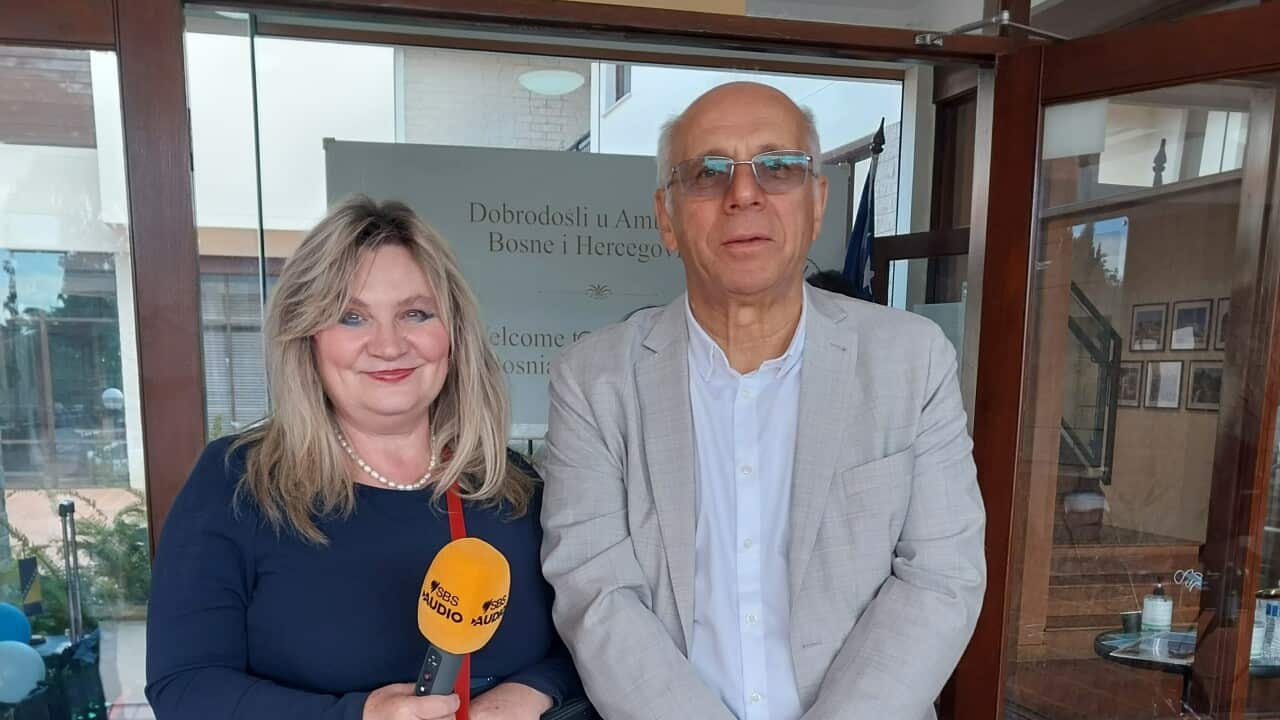 Ambasador BiH Kemal Muftić i SBS Bosnian Aiša H.ahmetović ispred zgrade ambasade u Canberri (2).jpg