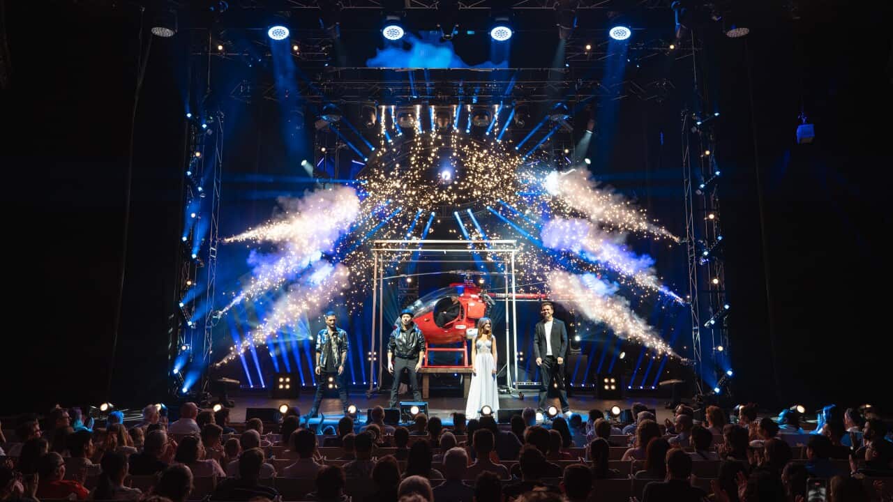 Immagine di scena dello spettacolo “Now you see me“, con l'illusionista Andrea Basso.