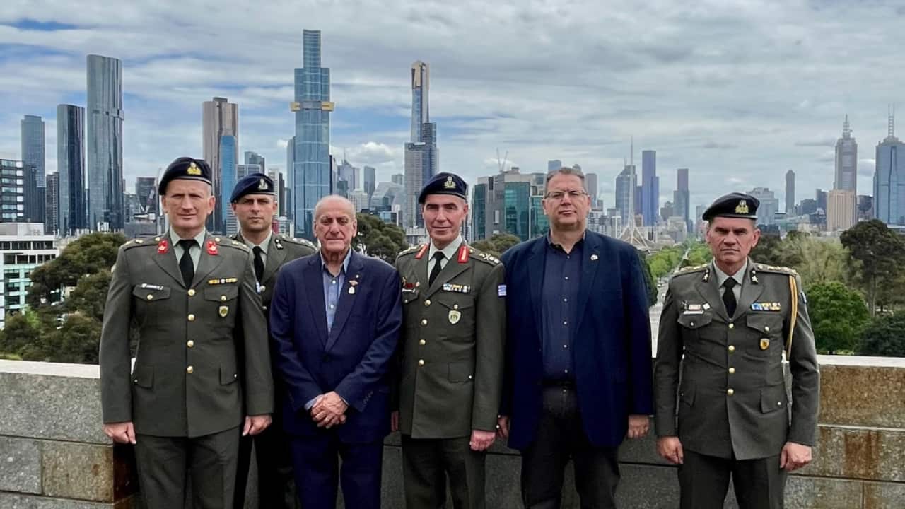 Η αποστολή της Στρατιωτικής Σχολής Ευελπίδων με τον πρόεδρο του Αυστραλο-Ελληνικού Μνημείου, Στηβ Κυρίτση στο Shrine of Remembrance, Μελβούρνη, 22 Νοεμβρίου 2025 