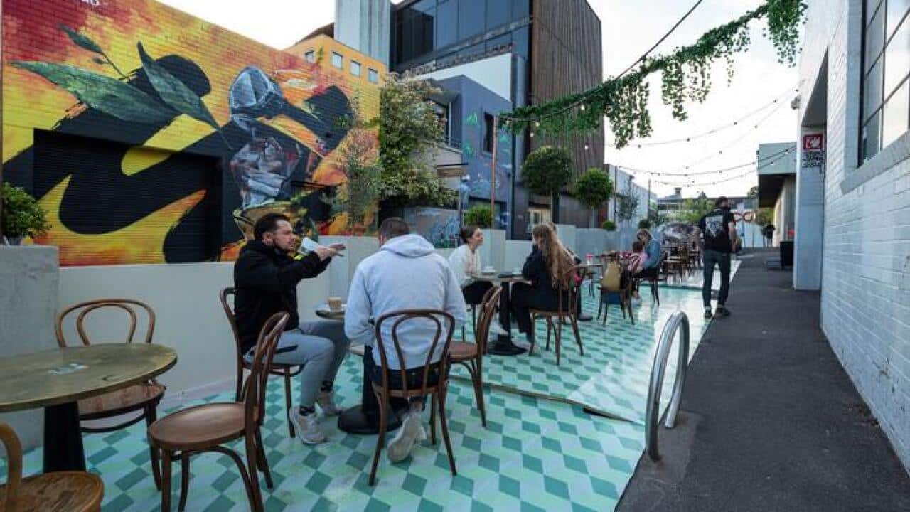 ساکنان ملبورن در حال صرف غذا در یکی از رستورانتهای جنوب ملبورن در نخستین روز بیرون آمدن از قرنطینه، ٢٨ اکتبر ٢٠٢٠.