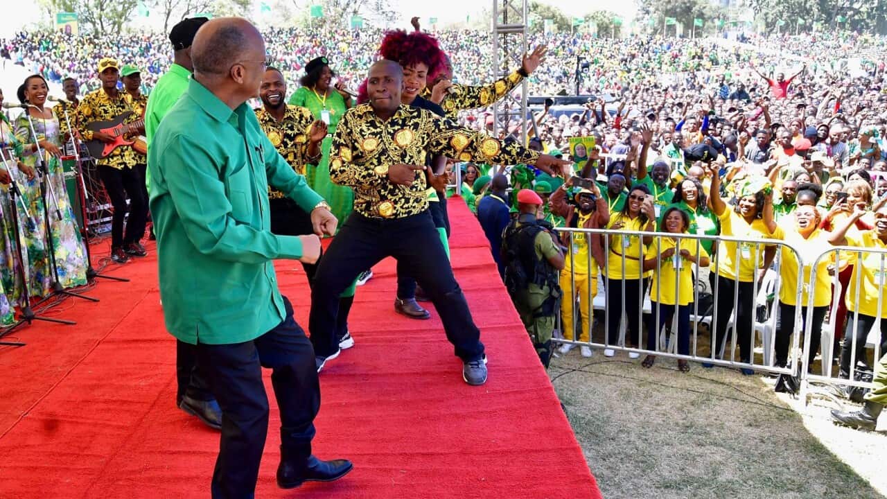 Rais Magufuli acheza pamoja na wasanii katika kampeni ya urais Dodoma