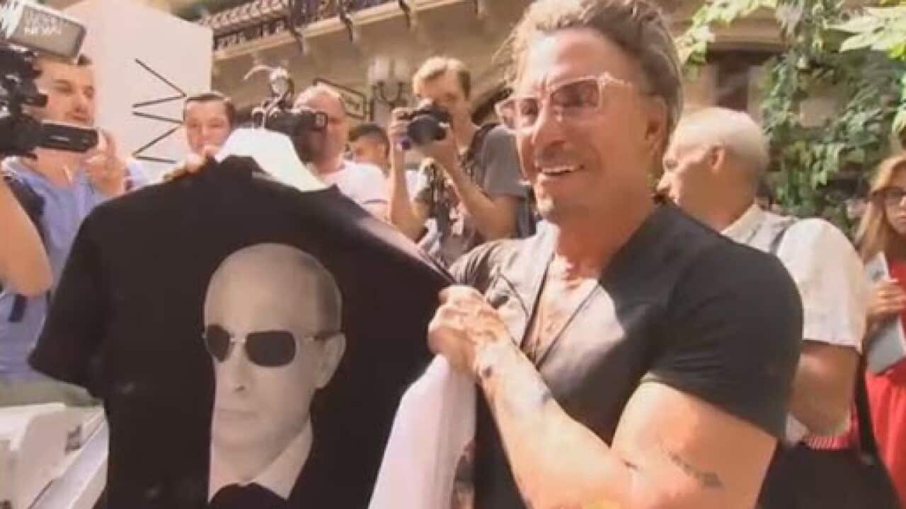 Thousands part with cash to get a piece of Putin in bizarre t-shirt boom.