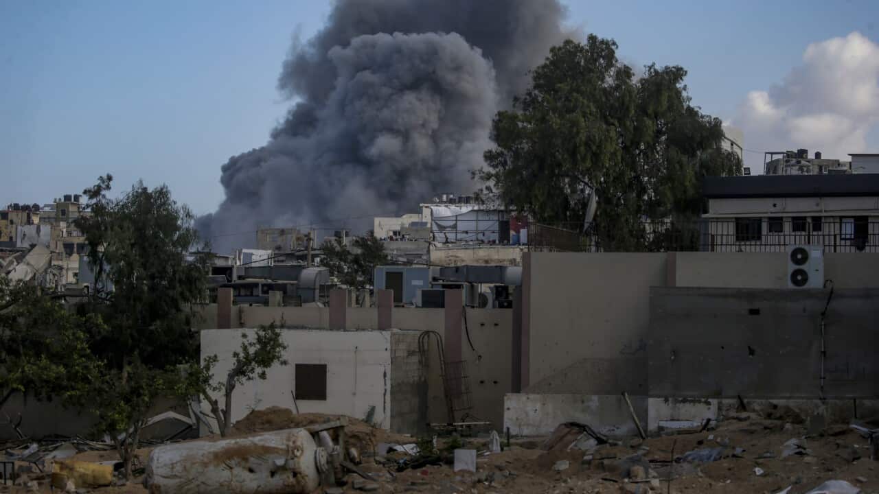 Fumo che si alza da un edificio del campo rifugiati di Al Shatea a Gaza City dopo i nuovi attacchi aerei di Israele.