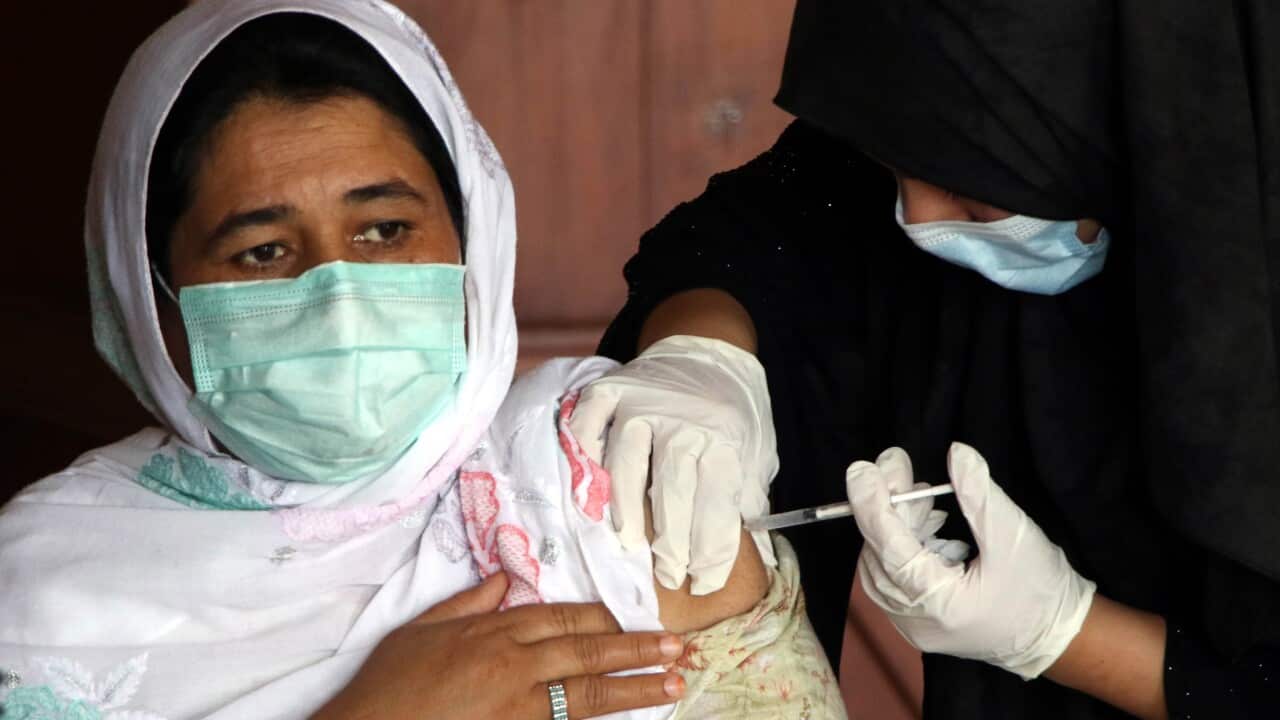 A Pakistani citizen receives a dose of the vaccine against Covid-19.