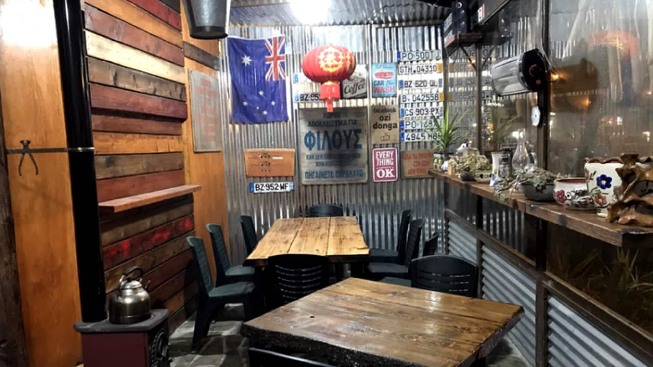 "Ο τρελός Αυστραλός": Μια παράγκα για καλοφαγάδες στη Θεσσαλονίκη όπου όλα επιτρέπονται!