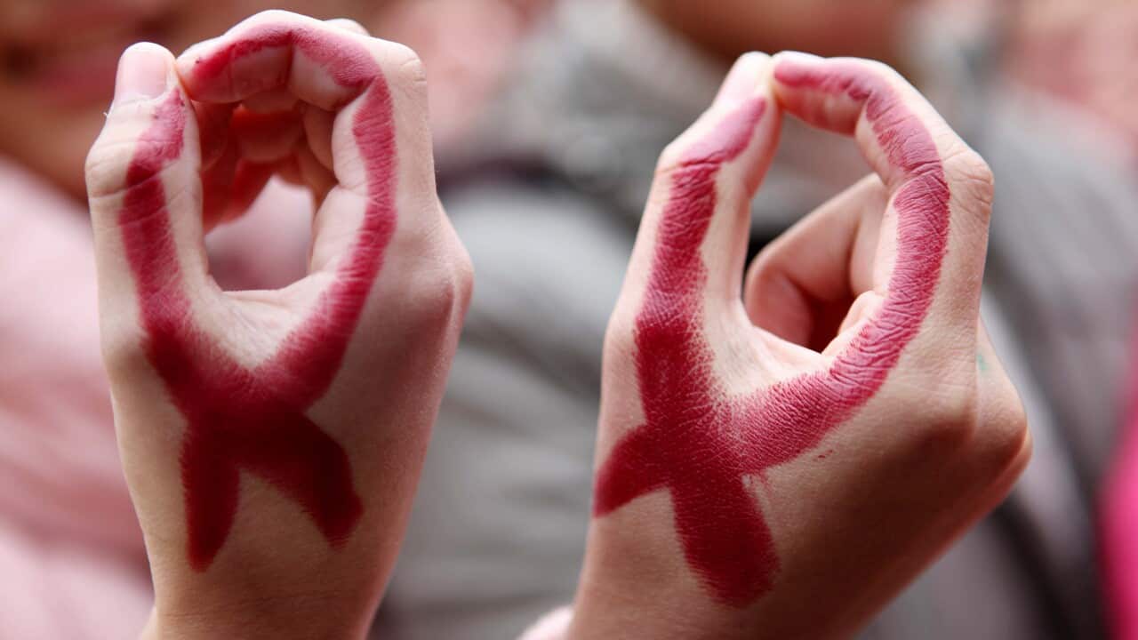 Students of Hanshan No.1 Middle School gesture to mark the World AIDS Day.