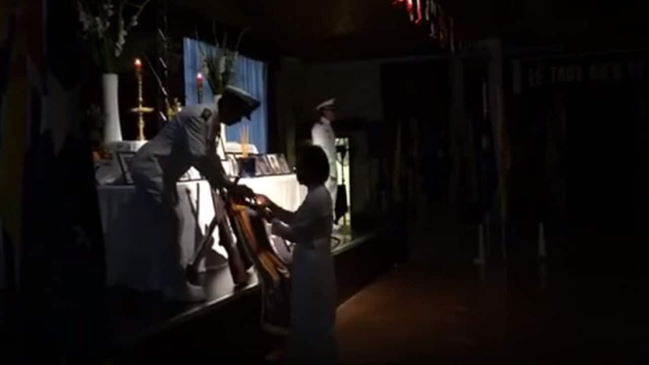 Dâng đèn cho linh vị của các tử sĩ tại buổi lễ ở Trung tâm VHSH CĐNVTD, Bonnyrigg (19/1/2019)