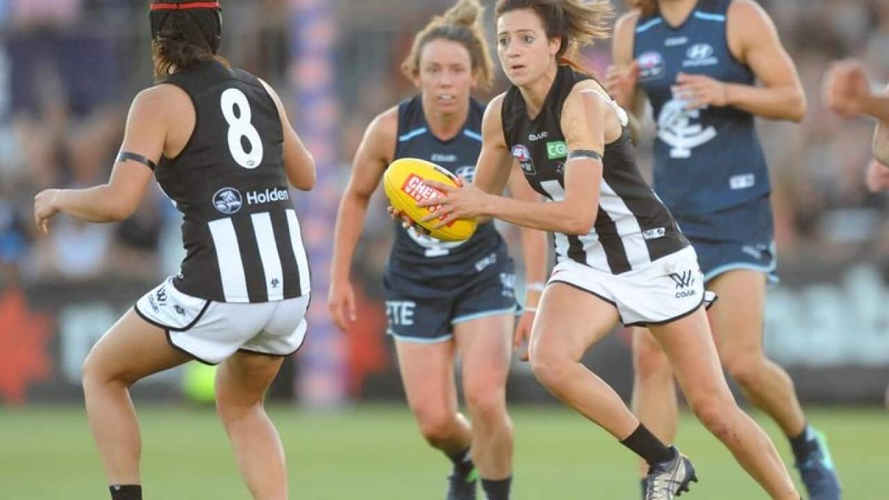 Stephanie Chiocci of Collingwood runs with the ball