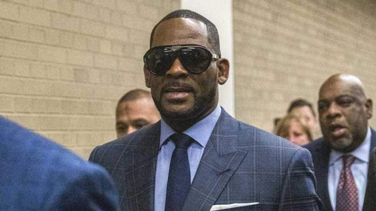  US R& B singer R. Kelly arrives at court.