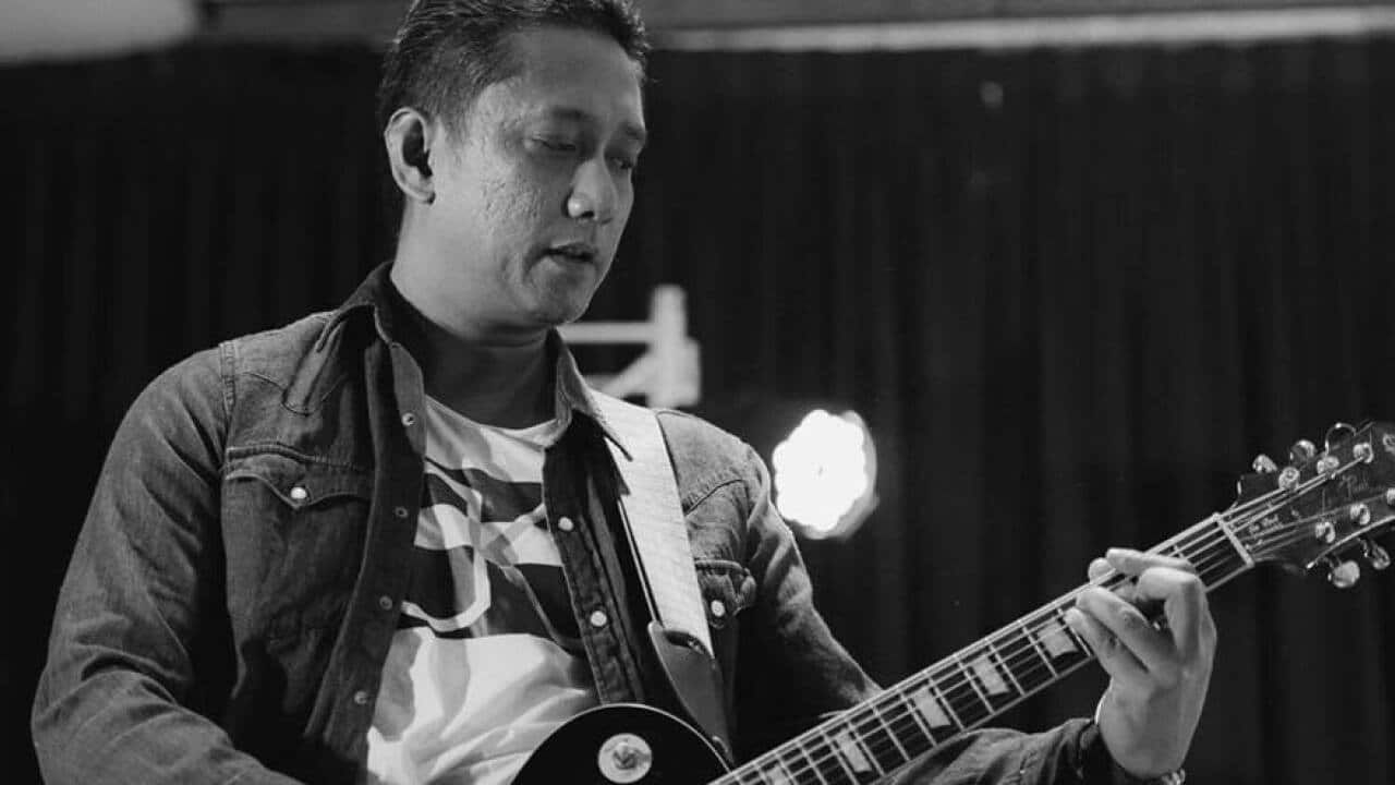 Jerson Cruz playing guitar
