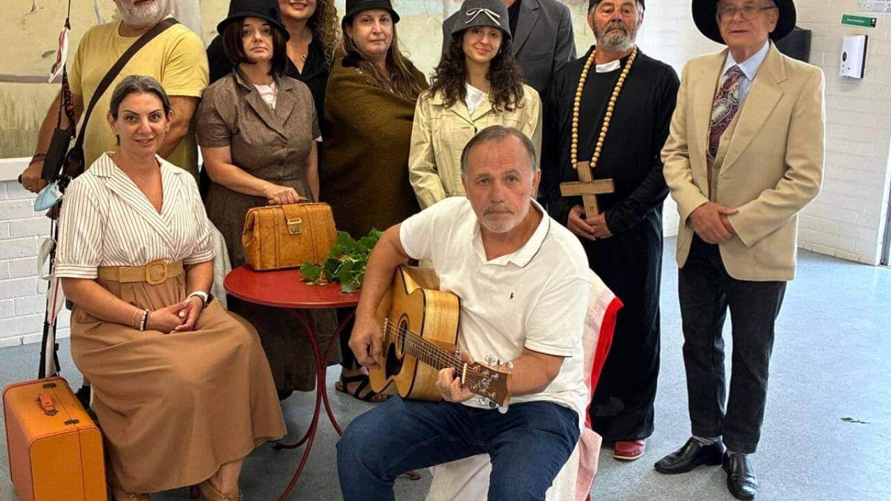 Στην παράσταση συμμετέχουν: Χρήστος Μύρων, Θανάσης Μακρυγιώργος, Νίκος Καλιάνης, Σπύρος Δρόσος, Μαριάνθη Μακαρίου, Σταύρος Αρμπερόρης, Μάγδα Βουρβουτσιώτη, Ελένη Σερμπένη, Μαρία Κράτση, Νικολέτα Κρητικού, Λούκας Μπόγλης, Αλίσσια Μαλιάρα, Κατερίνα Κουτσαντώνη και οι μικροί Δημήτρης και Αλεξία Τραγγανίδα