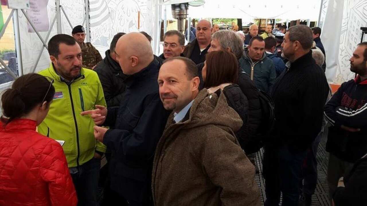 Il sen. Paolo Arrigoni e il leader dela Lega Matteo Salvini a un incontro con i commercianti vissesi.