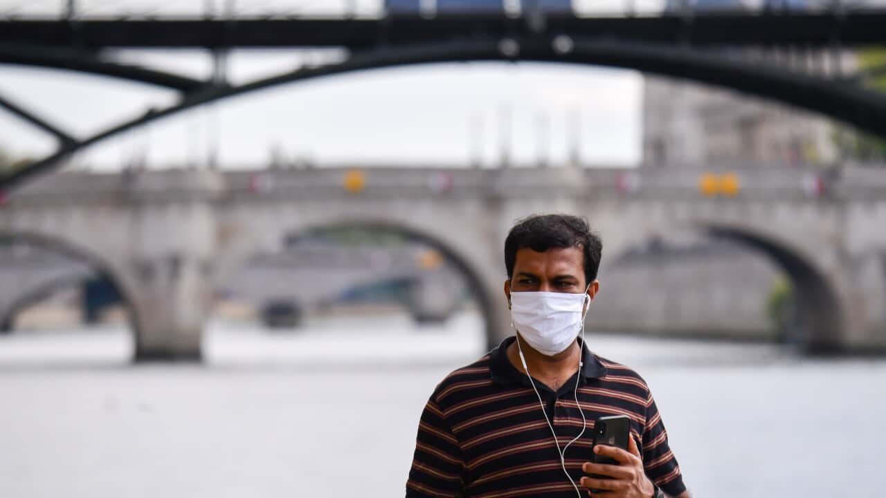 France forces the wearing of masks in certain Paris streets to combat the pandemic