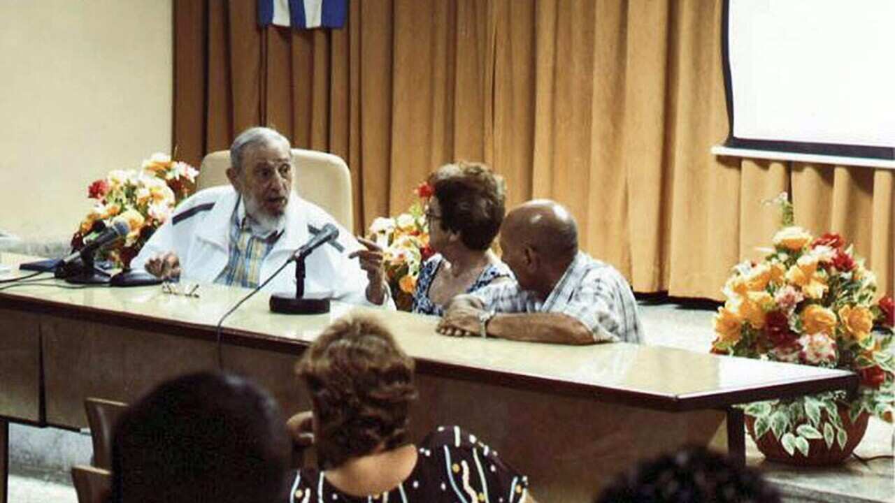 A handout picture provided by Cubadebate on 04 July 2015 showing Cuban leader and former President Fidel Castro (L) Havana, Cuba, on 03 July 2015. (EPA/ESTUDIOS REVOLUCION/CUBADEBATE)
