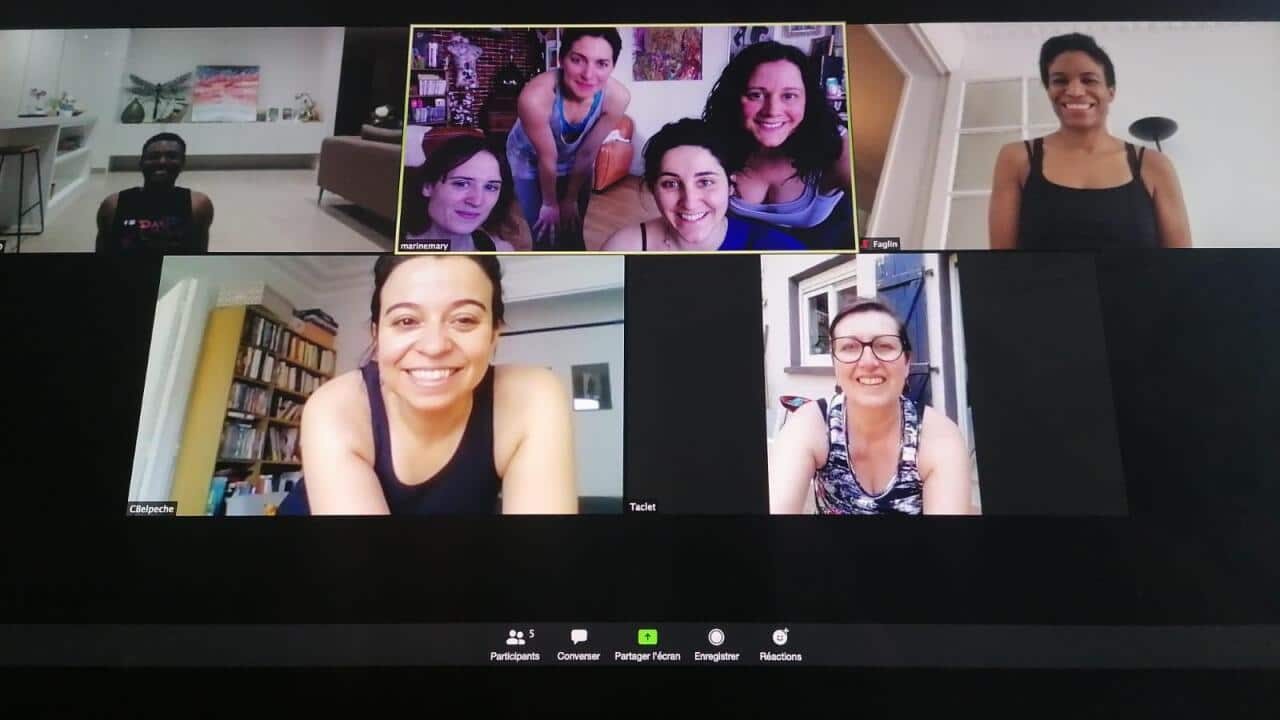 David Smile donne ses leçons de danse Afro-Latine à un public mondial depuis son salon