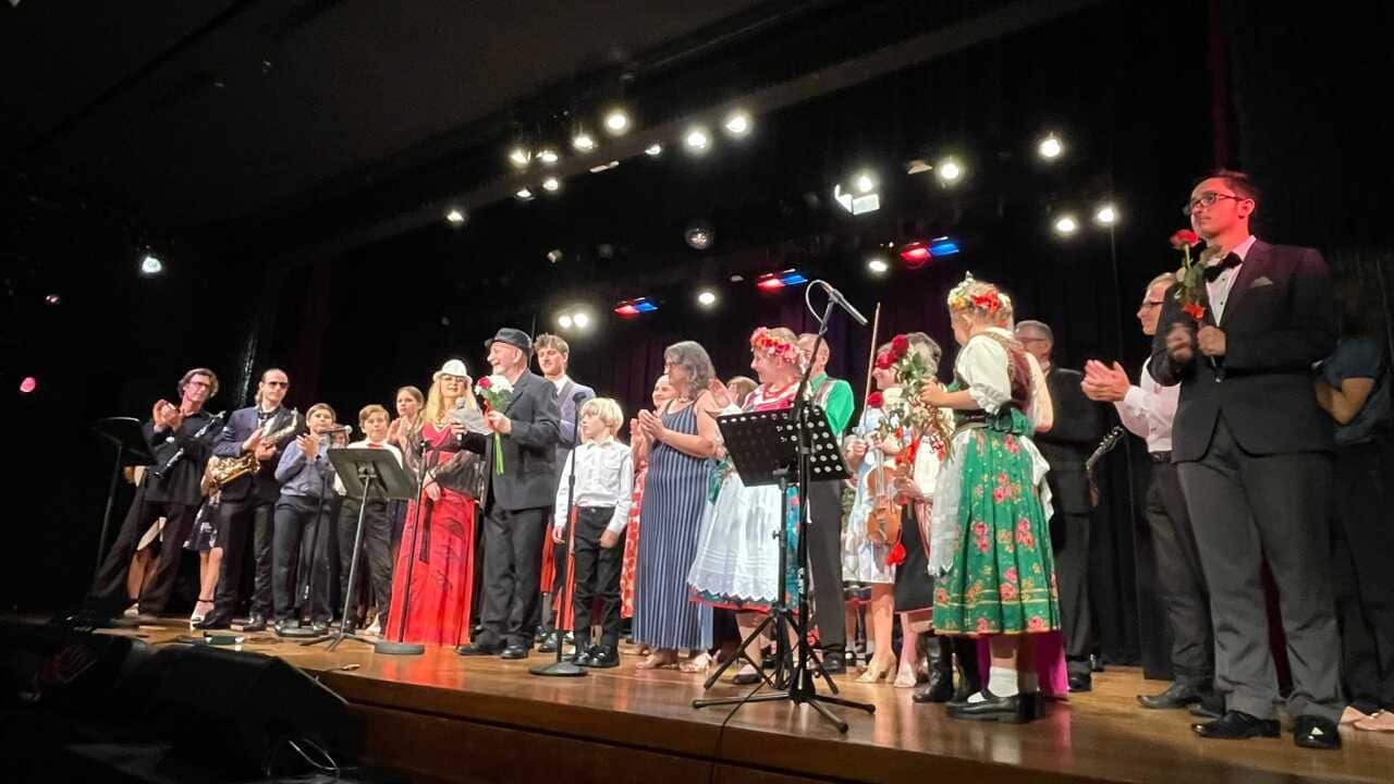 jurek scislowski polart z kwiatami.jpg