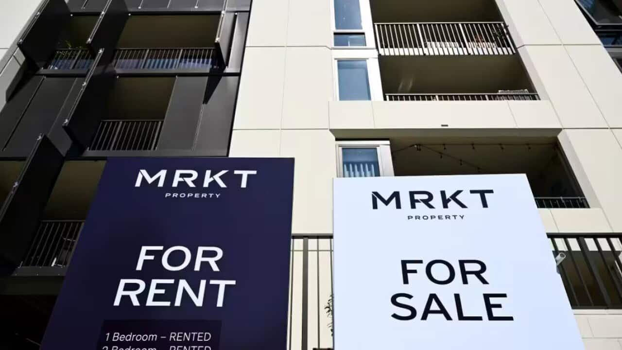 ‘For Rent’ and ‘For Sale’ signs sit by side (AAP).jpg
