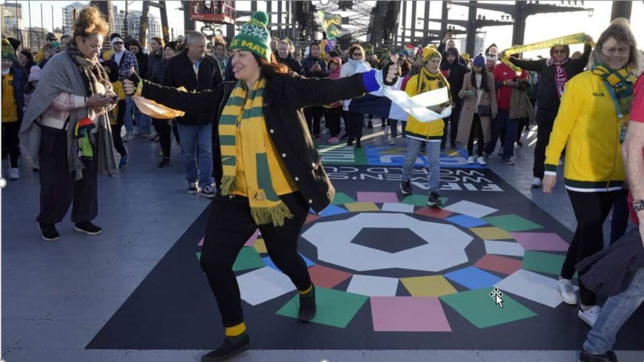 Football fans up early for Sydney bridge march.jpg