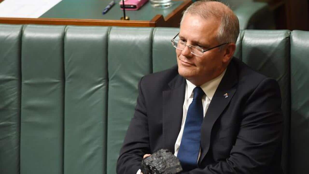 اسکات موریسن در زمان وزارت خزانهداریاش به دفاع از استخراج و مصرف زغال سنگ، قطعهای از آن را با خود به مجلس نمایندگان آورده بود.