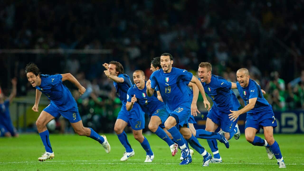 Gianluca Zambrotta al centro insieme a Luca Toni, Andrea Pirlo, Fabio Cannavaro, Daniele De Rossi, Vincenzo Iaquinta e Alessandro Del Piero esulta dopo il rigore di Fabio Grosso nella finale dei Mondiali del 2006.