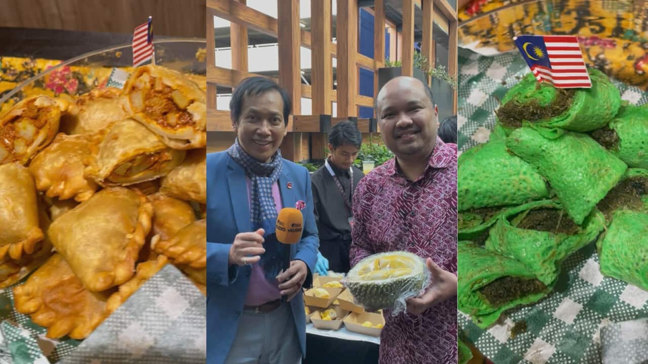 Zaini Ahmad bersama Nik Md Nasyron Syah, Konsul Jeneral Malaysia di Melbourne menikmati sajian kueh-mueh, termasuk karipap dan ketayap, serta raja segala buah-buahan, durian.pic.png