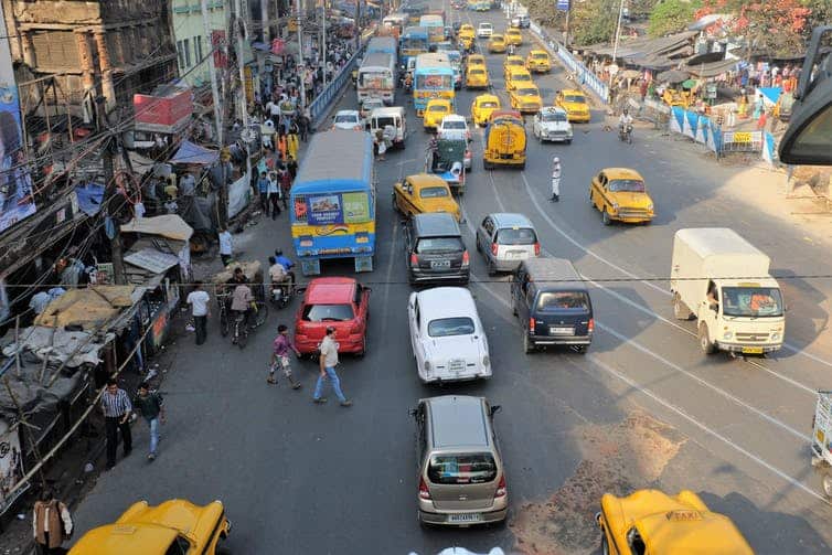 Cyclists in Kolkata must contend with roads crowded with motor vehicles. (Malini Sur/The Conversation)