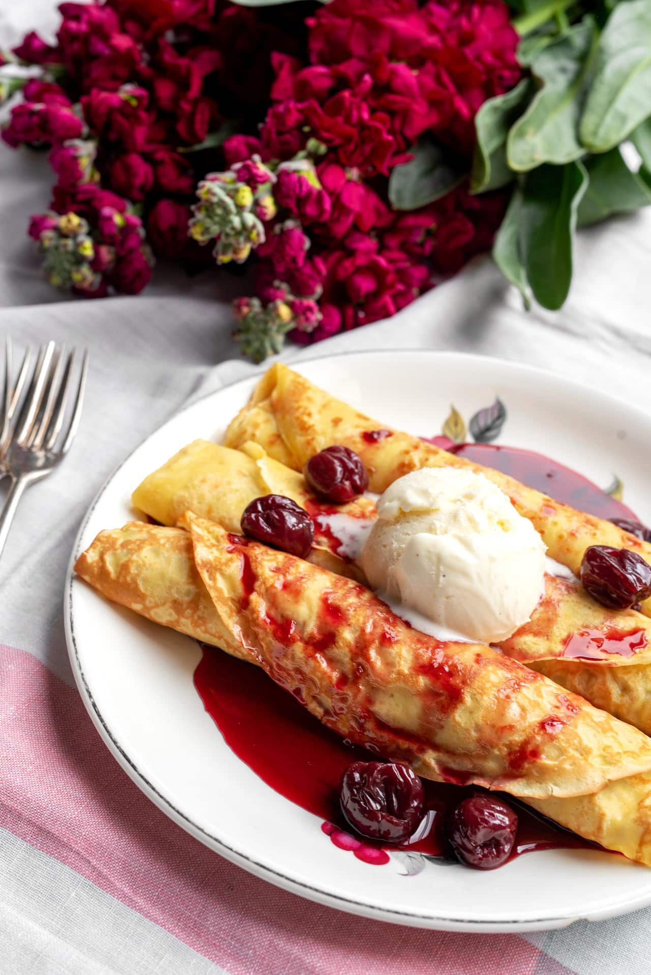 Crepes with cherries,
orange and cinnamon (Palacinche con ciliege)