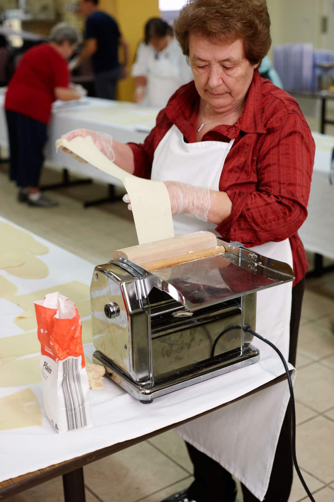 Crostoli-lady.jpg