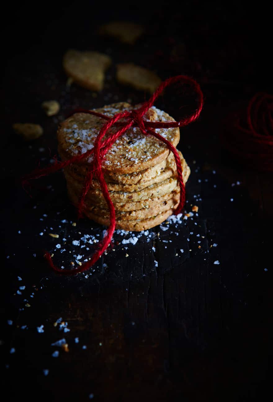 Oat, pistachio and cumin crackers 