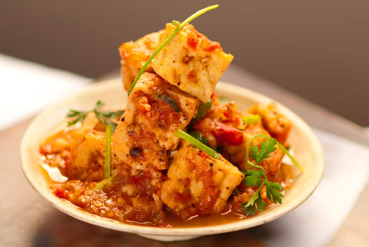 Crisp tofu cooked in tomato-pepper sauce (dau hu sot ca)