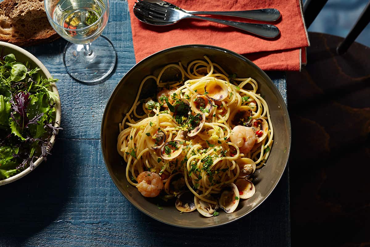 SpaghettiWIthPrawnsAndVongole-02.jpg