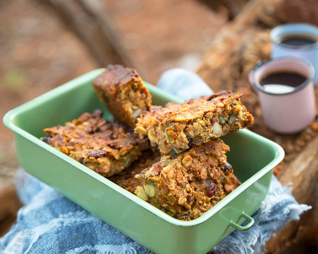 Cashew and cinnamon granola bars