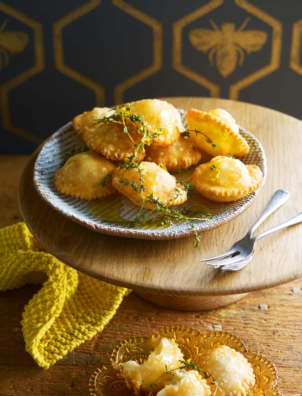 Fried cheese pastries (sebadas)