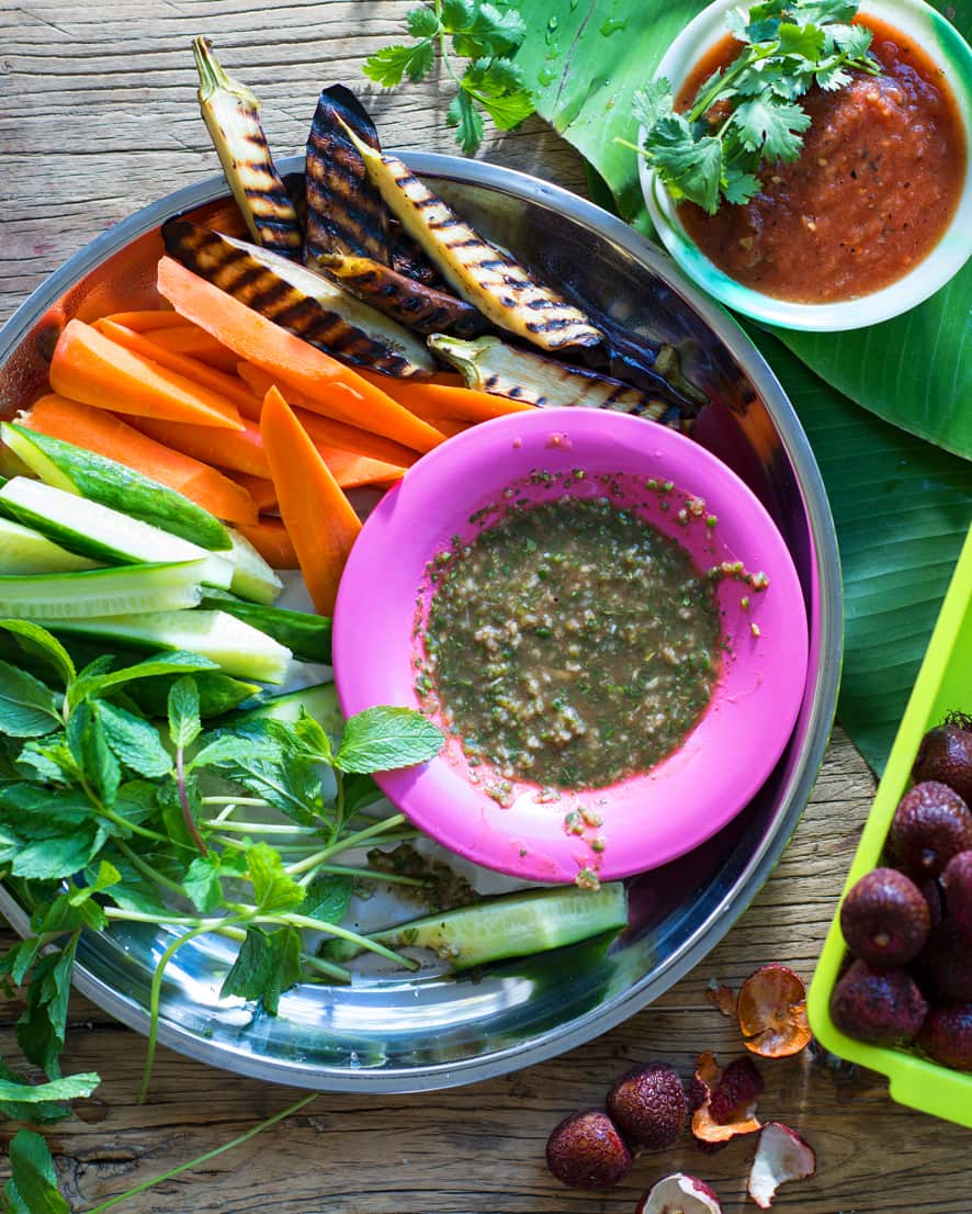 Tamarind dipping sauce & vegetables (ma kee yae tote saya)