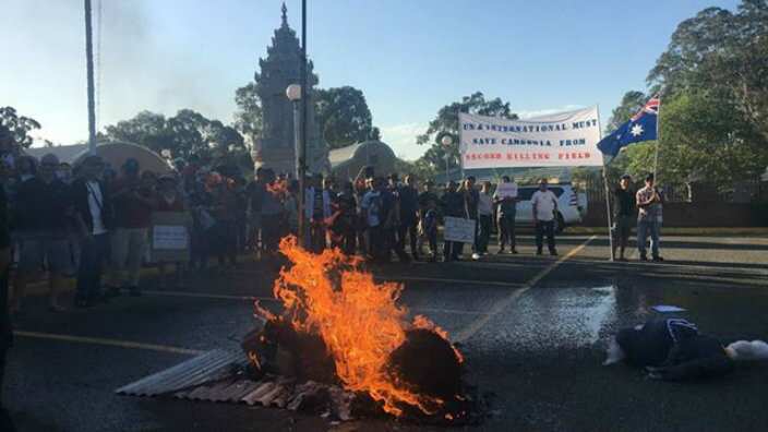 Protesters burnt Hun Sen's effigies in a temple in Sydney.