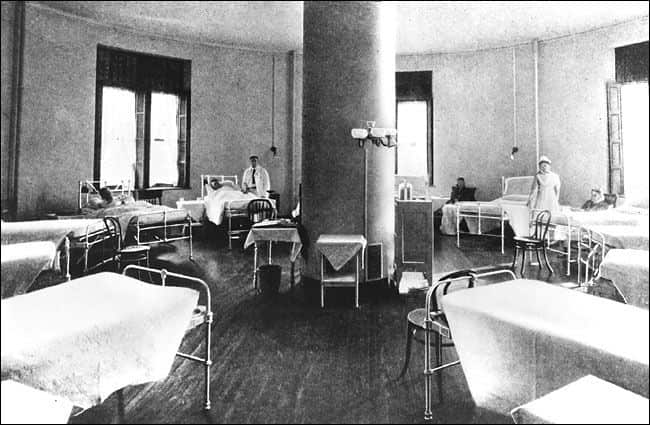 The interior of the castle-like hospital featured circular rooms that made it easy for doctors to make their rounds and hard for filth to accumulate in the absence of corners. (Wikimedia Commons)