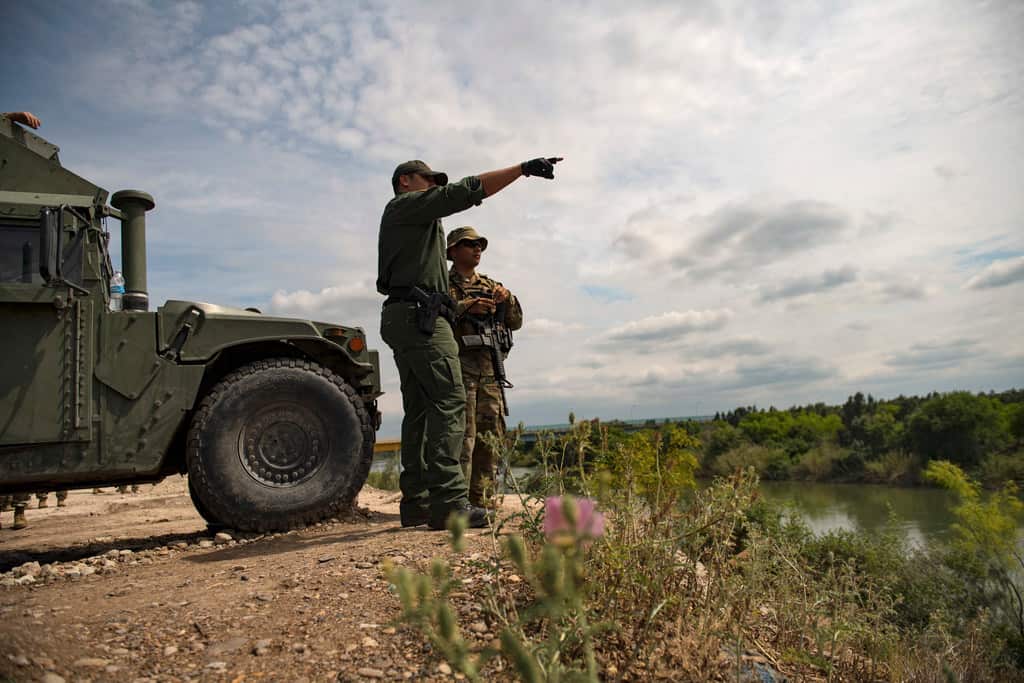 A Border Patrol officer talked with a member of the Texas National Guard.