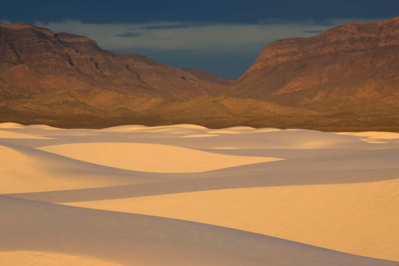 USA, New Mexico, White Sands National Monument, at sunrise against the background of the San Andres Mts (AAP/Mary Evans/Ardea/Thomas Dressler) | NO ARCHIVING, EDITORIAL USE ONLY