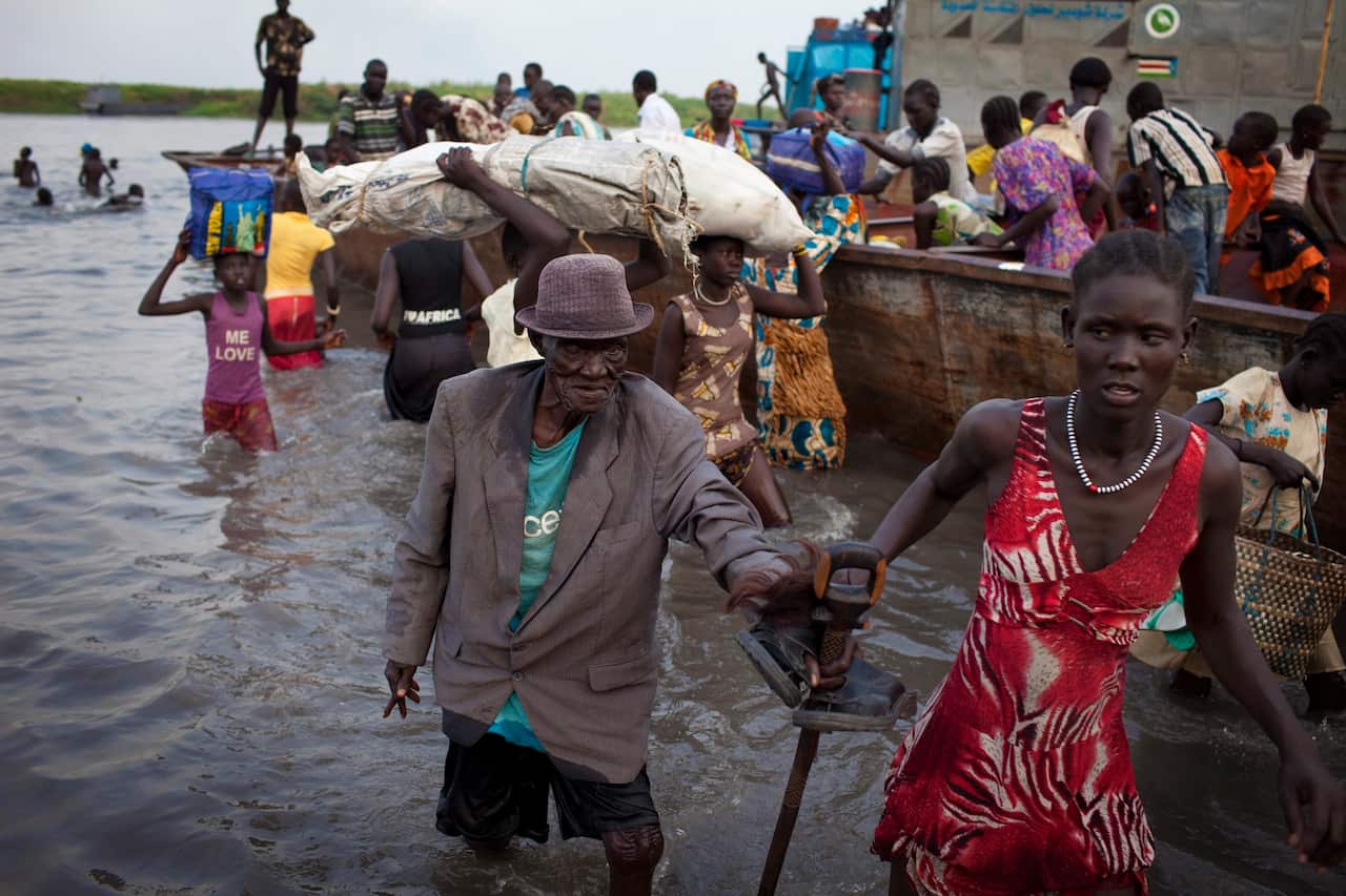 South Sudanese internally displaced persons from Dinka ethnic group cross the Nile river by boat from Bor to Minkamman, South Sudan, 02 March 2014.