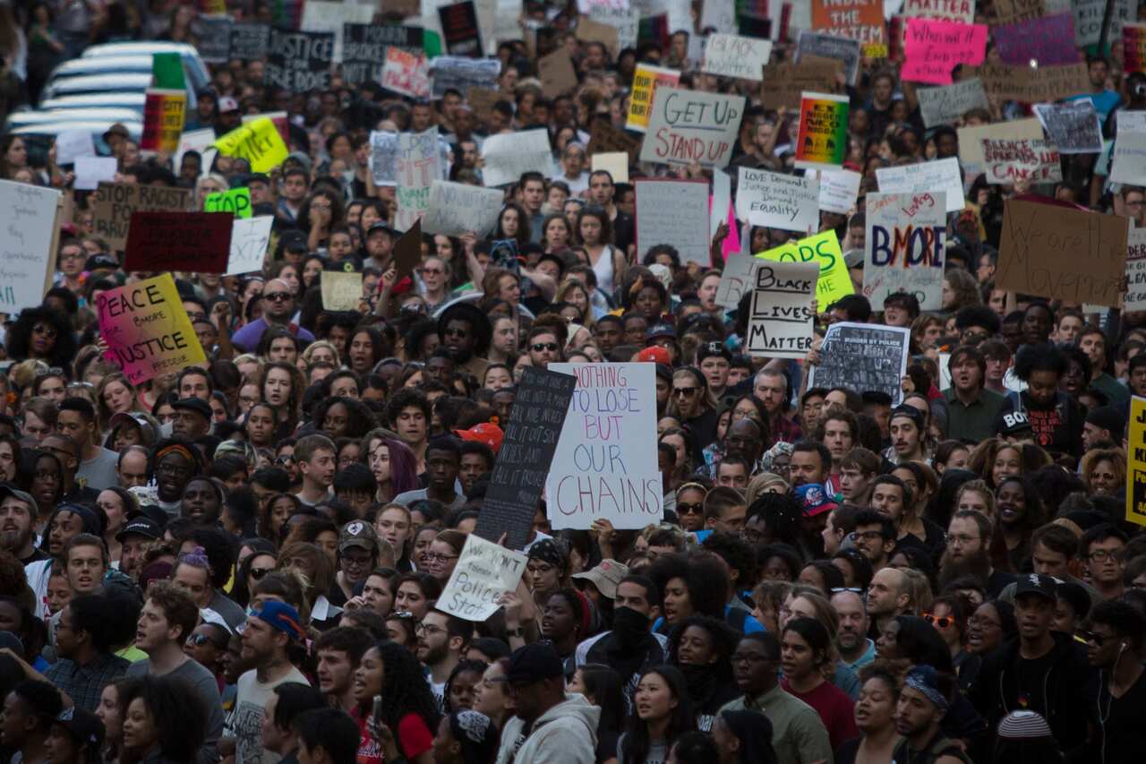 Protesters march near City Hall in Baltimore, Maryland, USA, 29 April 2015, against the death in police custody of Freddie Gray. (EPA/JOHN TAGGART)
